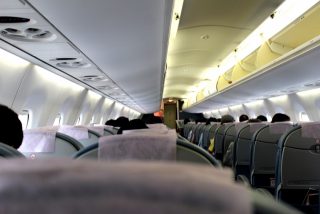飛行機に乗ったらすぐに時計を合わせる