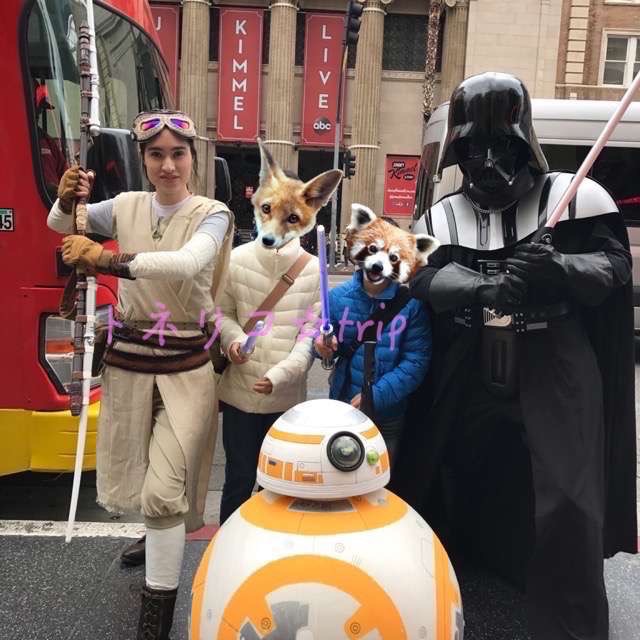 ハリウッドでスターウォーズパフォーマーと写真を撮る