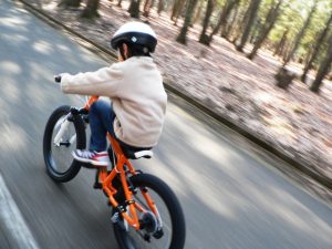 サイクリングする子供